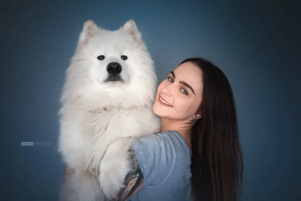 Portret studyjny kobiety z samojedem